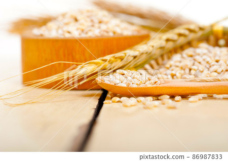 organic barley grains 86987833