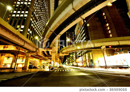Night view of Higashiikebukuro Junction on the Metropolitan Expressway No. 5 Ikebukuro Line adjacent to Sunshine 60 86989088