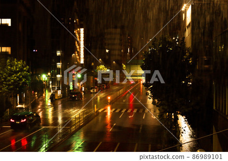 雨夜高速公路 86989101