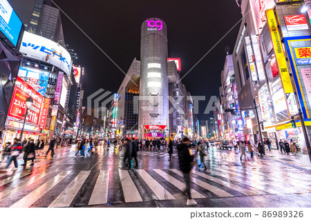 << Tokyo >> Rainy Tokyo-Shibuya Scramble Crossing 86989326
