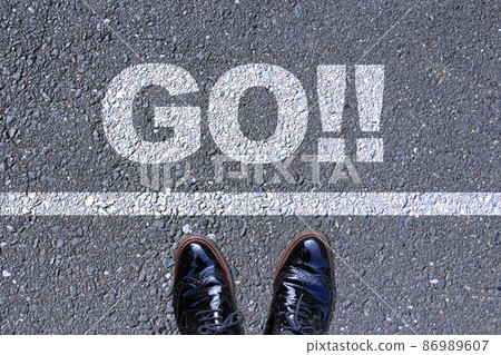 Feet standing before "Go!!" 86989607