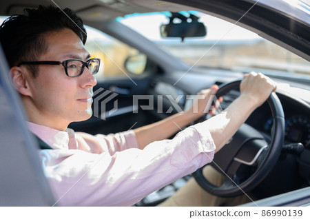 一名男子開車時在外面檢查的資料 一名男子開車時在外面檢查的資料 86990139