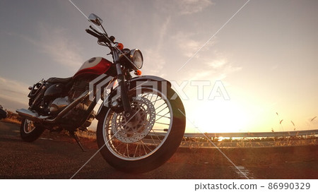 Bike illuminated by the setting sun 86990329