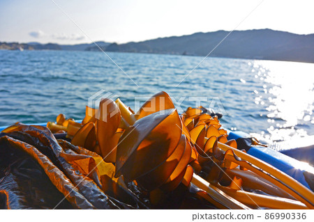 Natural seaweed and mekabu harvested on the ship 86990336