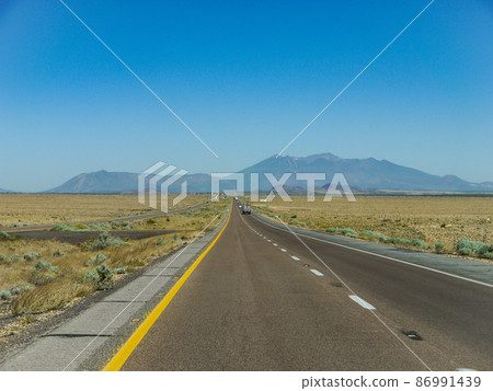 瞄準美國亞利桑那州 40 號州際公路上的弗拉格斯塔夫 86991439