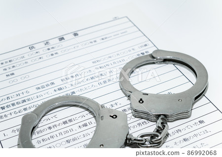 銀手銬和宣誓書/審訊圖像 銀手銬和宣誓書/審訊圖像 86992068