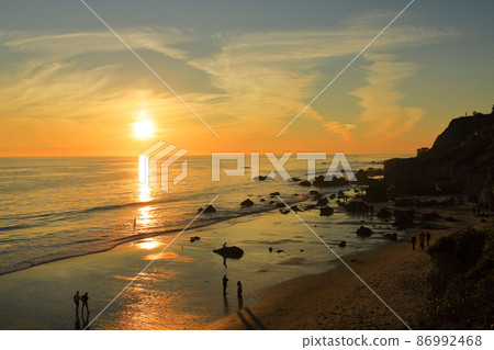 加利福尼亞州洛杉磯附近的豪華度假勝地馬里布海灘的夜景（日落） 86992468