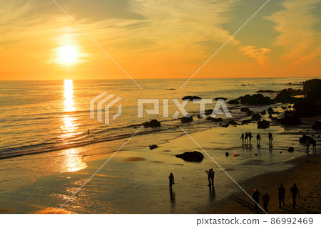 加利福尼亞州洛杉磯附近的豪華度假勝地馬里布海灘的夜景（日落） 86992469