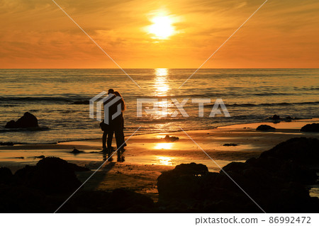 加利福尼亞州洛杉磯附近的豪華度假勝地馬里布海灘的夜景（日落） 86992472