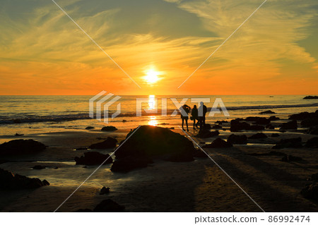 加利福尼亞州洛杉磯附近的豪華度假勝地馬里布海灘的夜景（日落） 86992474