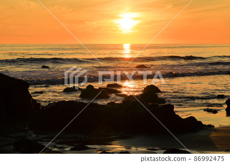 加利福尼亞州洛杉磯附近的豪華度假勝地馬里布海灘的夜景(日落) 加利福尼亞州洛杉磯附近的豪華度假勝地馬里布海灘的夜景(日落) 86992475