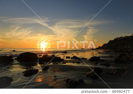 加利福尼亞州洛杉磯附近的豪華度假勝地馬里布海灘的夜景（日落） 86992477