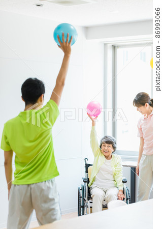 Recreation scene using balls at a nursing facility Photographing cooperation: Japanese language school attached to Chuo Institute of Technology Recreation scene using balls at a nursing facility Photographing cooperation: Japanese language school attached to Chuo Institute of Technology 86993066