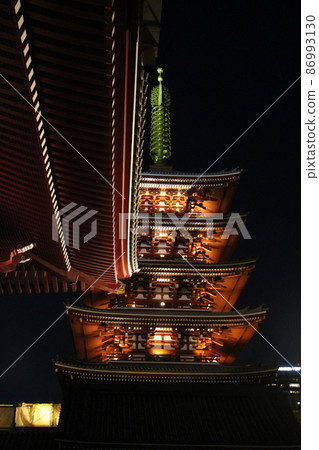 隱藏在陰影中的淺草寺五層寶塔 隱藏在陰影中的淺草寺五層寶塔 86993130
