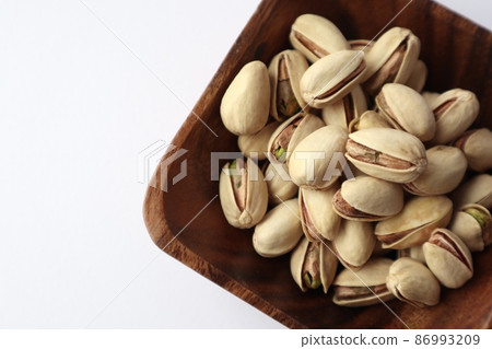 Pistachios and wooden bowls 86993209