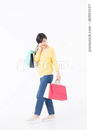 一個年輕女人購物 一個年輕女人購物 86993437