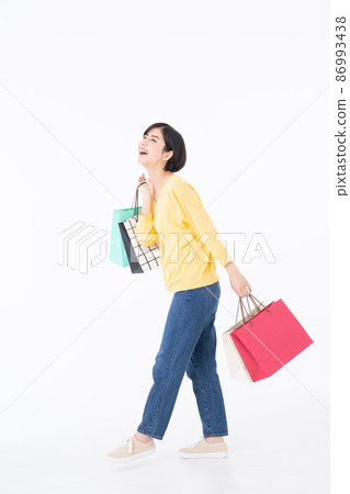 一個年輕女人購物 86993438