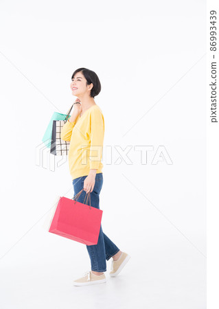 一個年輕女人購物 一個年輕女人購物 86993439