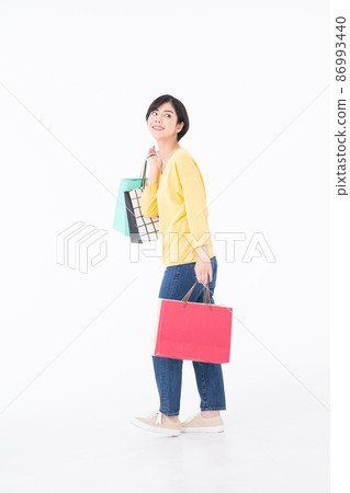 一個年輕女人購物 86993440
