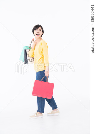 一個年輕女人購物 86993441