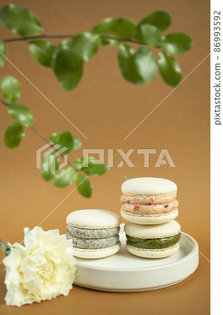 Macaroons with flowers on a brown background Macaroons with flowers on a brown background 86993592
