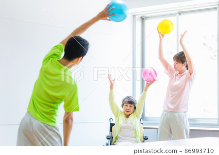 在護理設施使用球的休閒場景 拍攝合作：中央工業大學附屬日語學校 86993710
