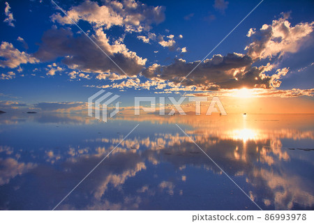 Beautiful evening view of Mirror Lake Uyuni salt lake 86993978