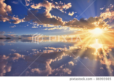 鏡湖烏尤尼鹽湖美麗的夜景 鏡湖烏尤尼鹽湖美麗的夜景 86993985