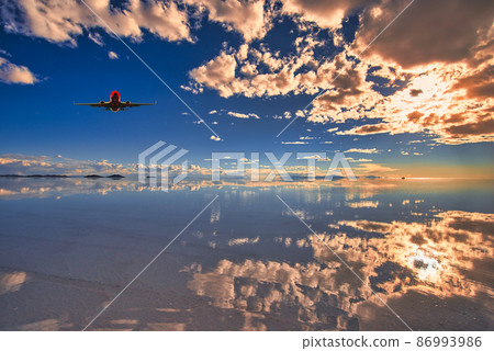 鏡湖烏尤尼鹽湖美麗的夜景 86993986
