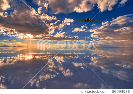 鏡湖烏尤尼鹽湖美麗的夜景 鏡湖烏尤尼鹽湖美麗的夜景 86993988