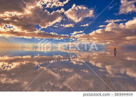 Beautiful evening view of Mirror Lake Uyuni salt lake 86994404