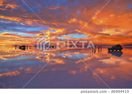 鏡湖烏尤尼鹽湖美麗的夜景 86994419