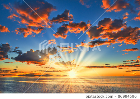 在鏡湖烏尤尼鹽湖的美麗日落 86994596