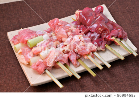 注）烹飪前未加熱的生肉 “烤雞肉串” “烤雞肉串” “烤雞肉串” “烤雞肉串” 配料圖。 86994682