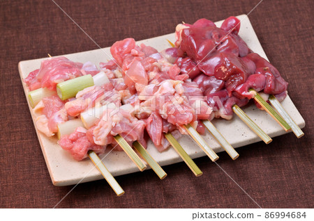 注）烹飪前未加熱的生肉 “烤雞肉串” “烤雞肉串” “烤雞肉串” “烤雞肉串” 配料圖。 86994684