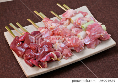 注）烹飪前未加熱的生肉 “烤雞肉串” “烤雞肉串” “烤雞肉串” “烤雞肉串” 配料圖。 86994685