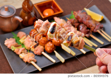 烤雞肉串、烤雞肉串、烤雞肉串、烤雞肉串、烤肉串、雞肉、居酒屋、烤肉串、小吃和啤酒的圖片。 86994976