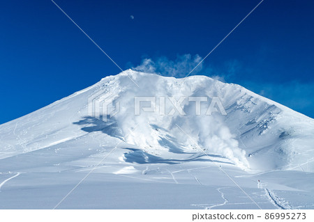冬天的北海道大雪山旭岳風景 86995273