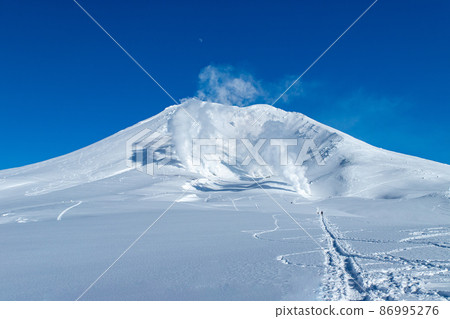 冬天的北海道大雪山旭岳風景 86995276