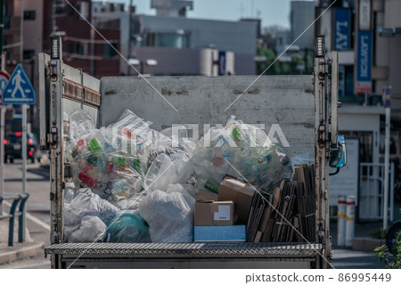 收集工業廢棄物的卡車 收集工業廢棄物的卡車 86995449
