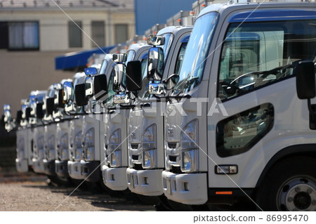 排隊的卡車圖像 86995470