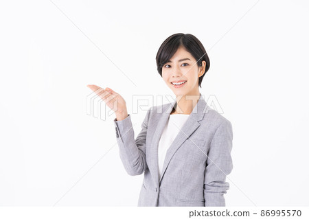 有白色背景的年輕女商人 86995570