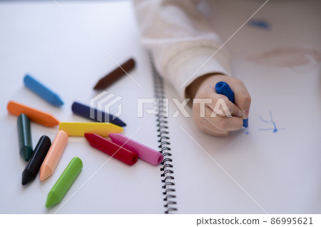 Child's hand drawing a picture 86995621
