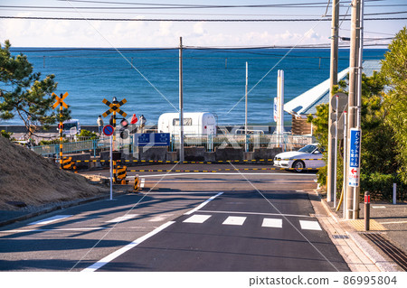 《Kanagawa Prefecture》 Railroad crossing along the sea, Shichirigahama 86995804