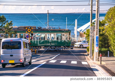 《Kanagawa Prefecture》 Enoden / Nanarigahama railroad crossing along the sea 86995805