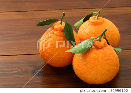 Dekopon with leaves Dekopon with leaves 86996100