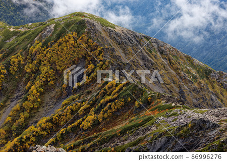 從南阿爾卑斯北嶽山頂俯瞰的白樺黃葉池山脊 從南阿爾卑斯北嶽山頂俯瞰的白樺黃葉池山脊 86996276