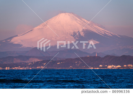 《Kanagawa Prefecture》 View of Mt. Fuji and Enoshima Bridge at dawn 86996336