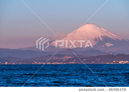 《Kanagawa Prefecture》 View of Mt. Fuji and Enoshima Bridge at dawn 86996339