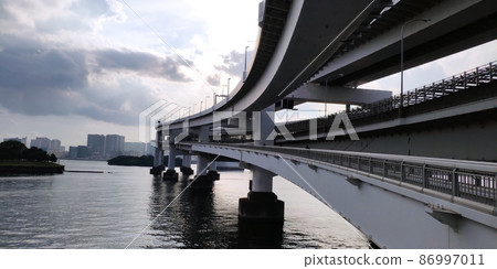 從長廊看到的彩虹橋 86997011